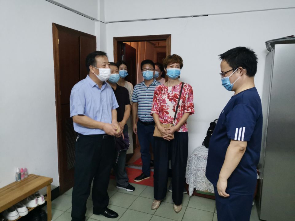 7月2日,市总工会党组书记、常务副主席杨定胜带队到四眼井社区慰问新冠肺炎罹难家庭 7月2日,市总工会党组书记、常务副主席杨定胜带队到四眼井社区慰问新冠肺炎罹难家庭